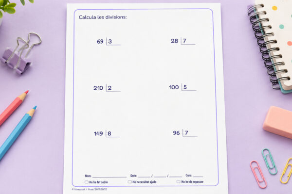 Fitxa de divisions de 2 i 3 xifres per a 4t de Primària en català.