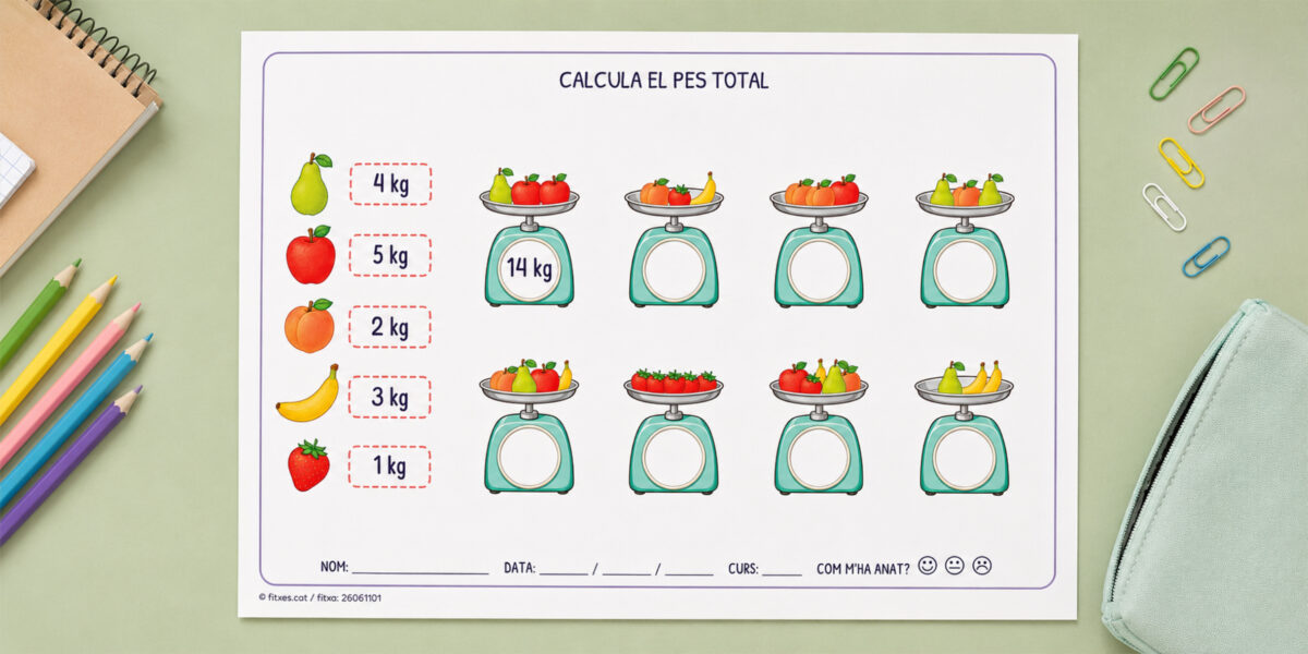 Fitxa per calcular el pes total d'una balança amb fruites i verdures per a 1r i 2n de Primària en català.