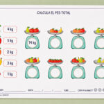 Fitxa per calcular el pes total d'una balança amb fruites i verdures per a 1r i 2n de Primària en català.