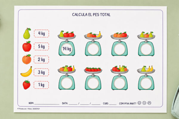 Fitxa per calcular el pes total d'una balança amb fruites i verdures per a 1r i 2n de Primària en català.