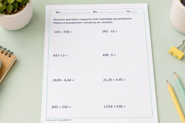 Fitxa d'operacions variades amb sumes, restes, multiplicacions i divisions per a 5è de Primària en català.